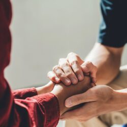 お互いに頑張ろうを英語で？無理せず頑張ろうなど励ます表現とスラング