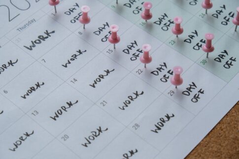 振替休日を英語でどう表現する？休日出勤や代休の表現を解説