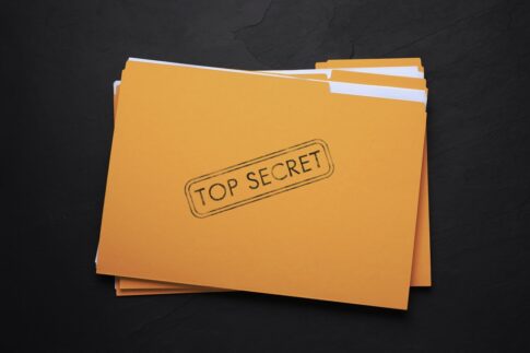 秘密を英語で表現すると？ビジネスで使える略語とスラングっぽいかっこいい言い方