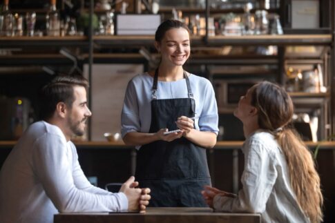 「客」を英語でどう表現する？観光客や顧客の使い分けから呼びかけ方も解説
