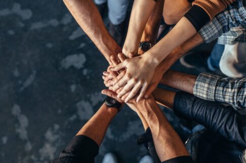 faithの意味は？他の単語との組み合わせ表現やスラングを解説