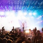 「アンコール」を英語で表現すると？発音やスペル、ライブでの使い方も解説