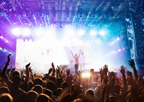 「アンコール」を英語で表現すると？発音やスペル、ライブでの使い方も解説