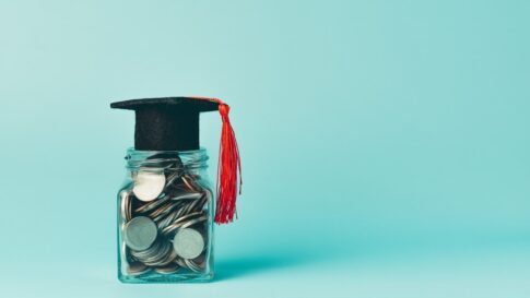 「奨学金」を英語で表現する方法を例文を用いて解説
