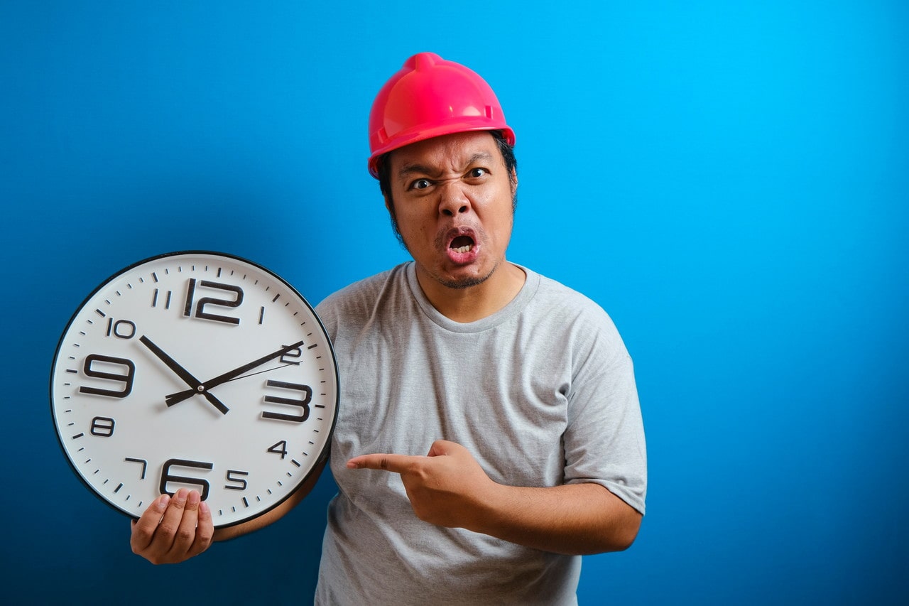 「遅刻」は英語で？lateを使ったスラングも含めて解説