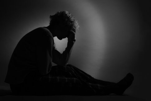 うつ病は英語でどう表現する？スラングや略語から関連表現なども紹介