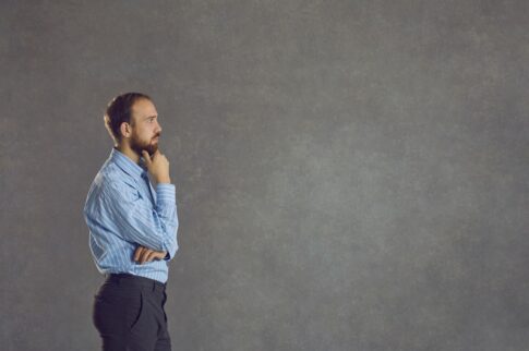 「ためらう」は英語で？hesitateの読み方や使い方を例文を用いて解説