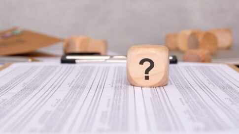 queryの意味は？発音の読み方からquestionやinquiryとの違いも例文解説